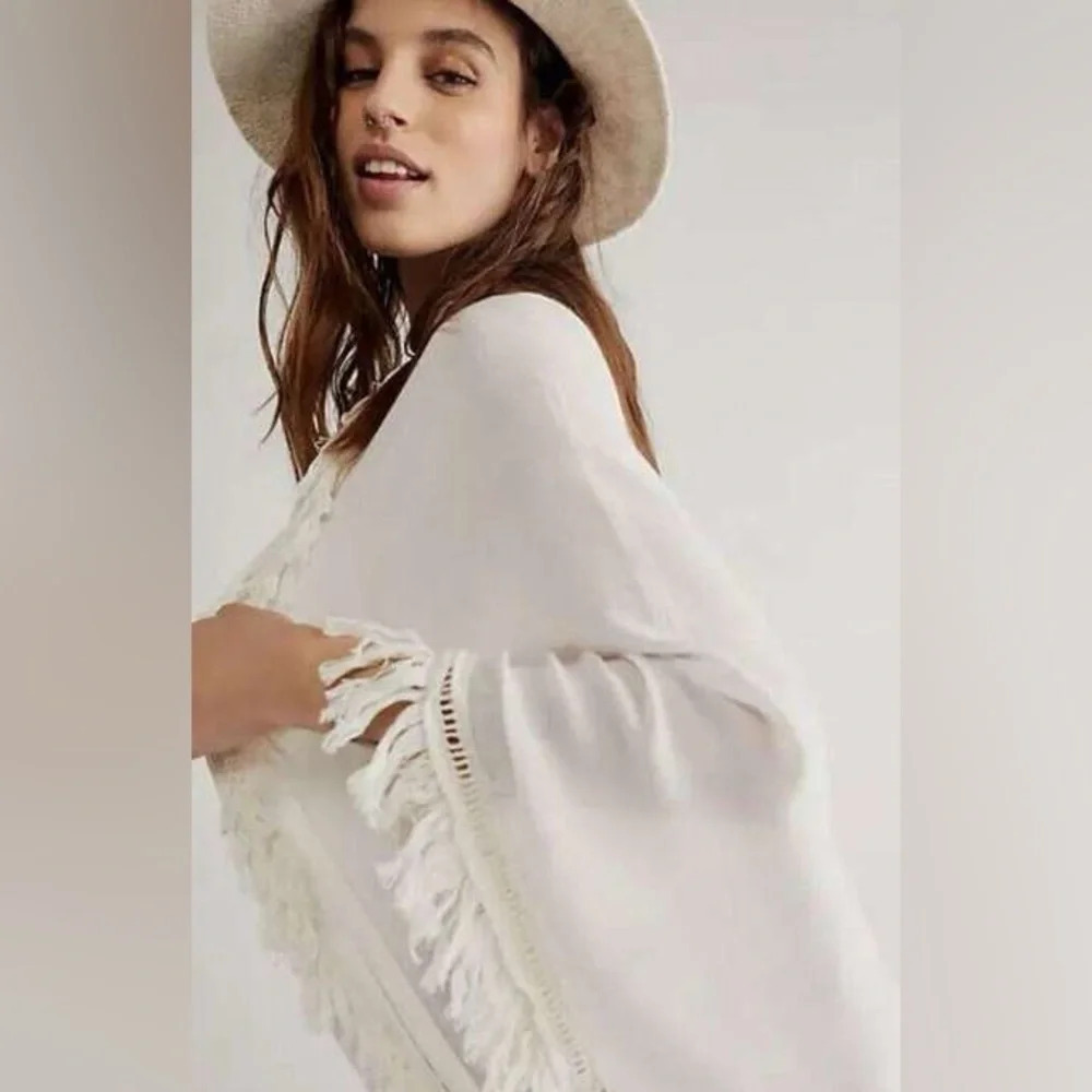 Free People Sun Bleached Fringe Kimono Open Front Fringe Trim
One Size - Picture 4 of 8